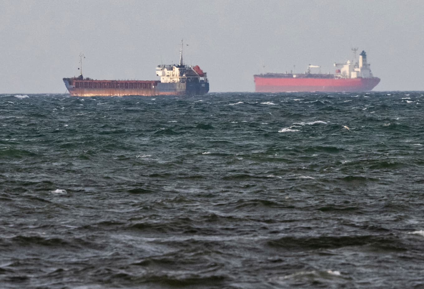 De båda bordade fartygen  Caffa ( t v ) och Sea Owl I ankrade sida vid sida utanför Trelleborg. Arkivbild. Foto: Johan Nilsson / TT
