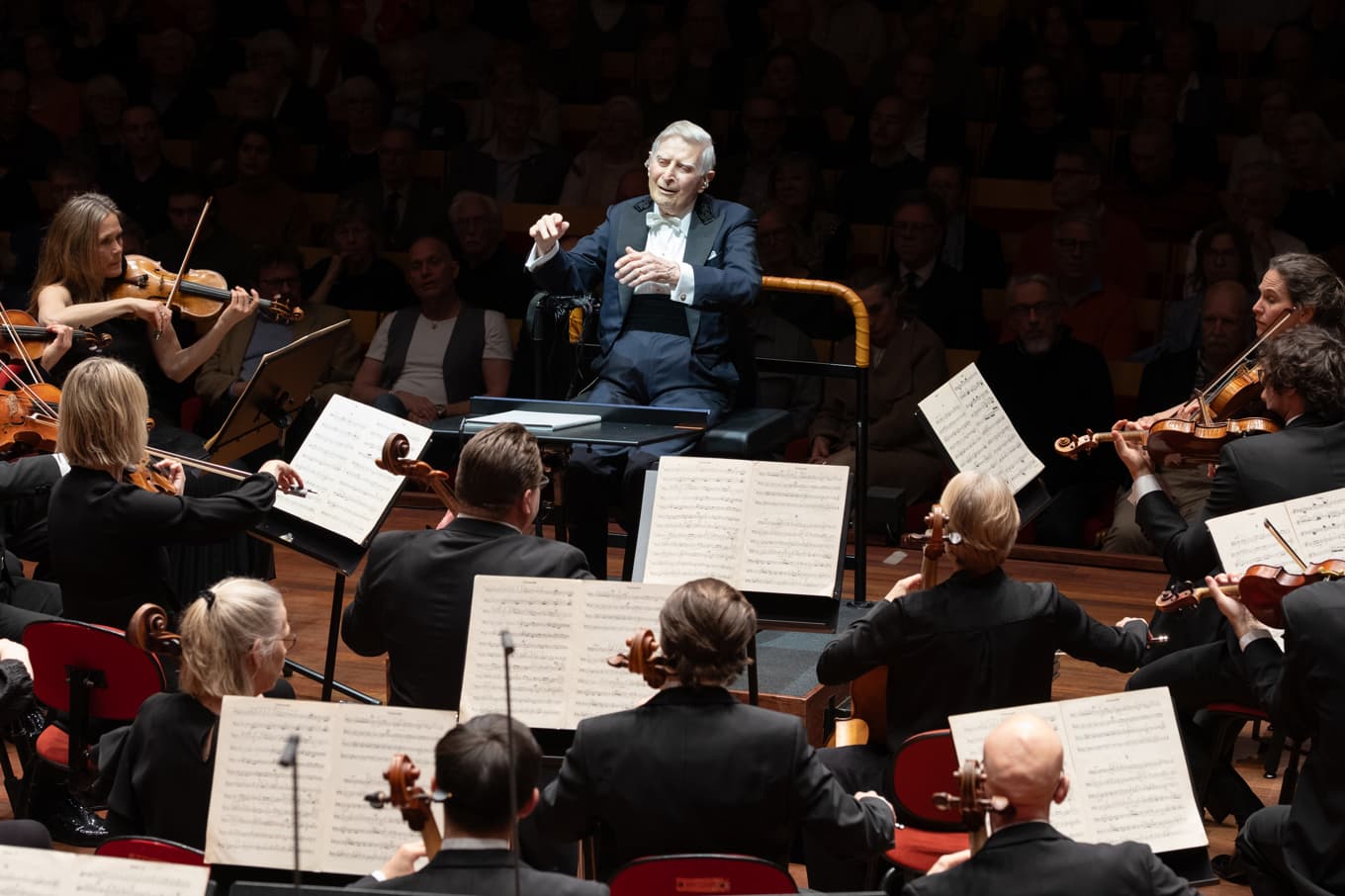Herbert Blomstedt tillsammans med Radiosymfonikerna 2025. Pressbild. Foto: Arne Hyckenberg