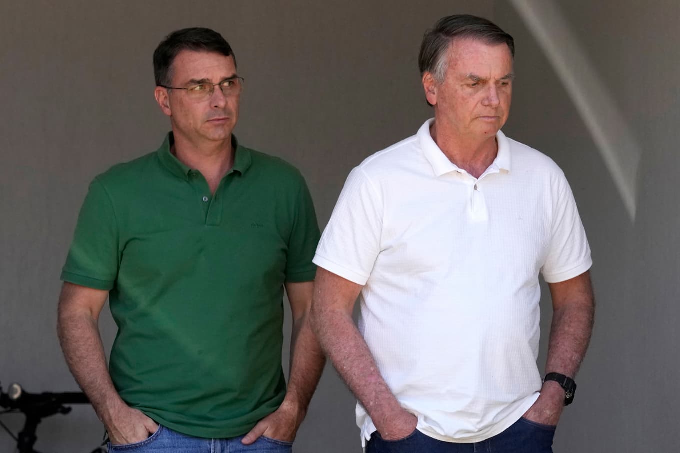 Jair Bolsonaro (till höger) tillsammans med sin son Flávio Bolsonaro. Bilden är från i höstas. Foto: Eraldo Peres/AP/TT