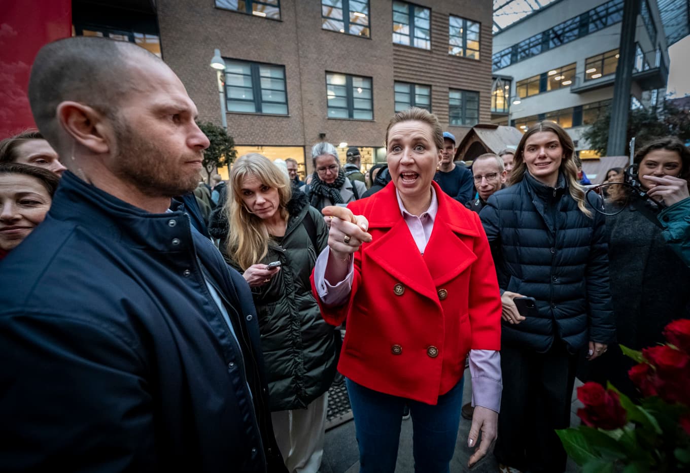 Mette Frederiksen, Danmarks statsminister och partiledare för Socialdemokratiet, valspurtar på Spinderiet i Valby i Köpenhamn. Foto: Johan Nilsson / TT