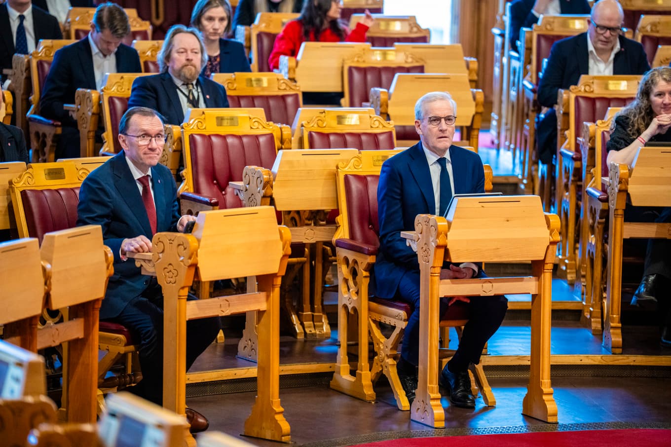 Utrikesminister Espen Barth Eide och statsminister Jonas Gahr Støre i Stortinget under kontrollutskottets förslag om en undersökning av Epsteins nätverk i Norge. Foto: Stian Lysberg Solum/NTB/TT