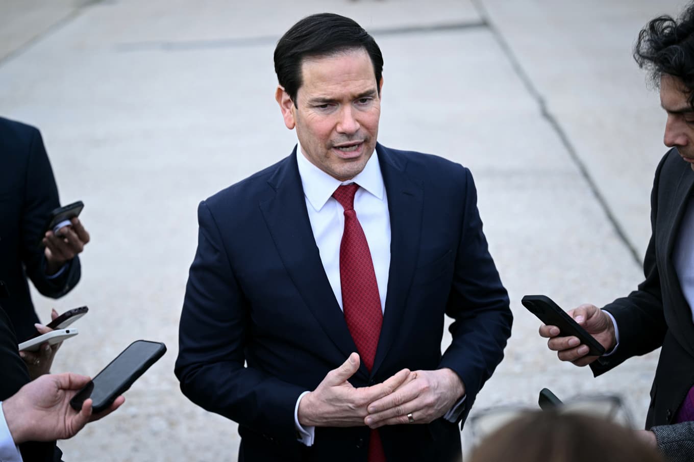 Marco Rubio svarar på frågor från reportrar efter G7-mötet i Frankrike. Foto: Brendan Smialowski/AP/TT