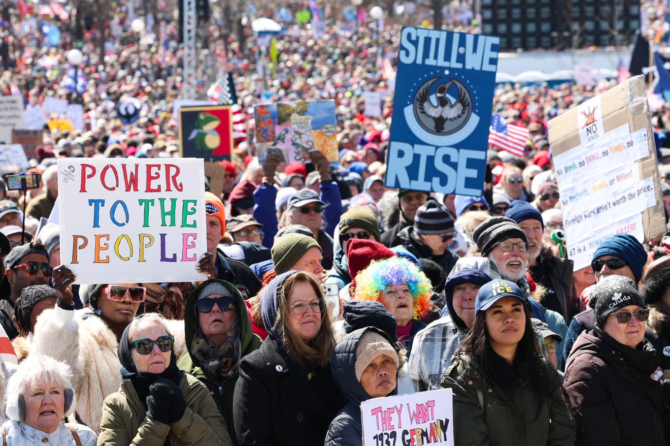 Demonstranter vid lördagens flaggskeppsevenemang i Saint Paul, under den tredje landsomfattande "No kings"-protesten sedan rörelsen startade förra året. Foto: Ellen Schmidt/AP/TT