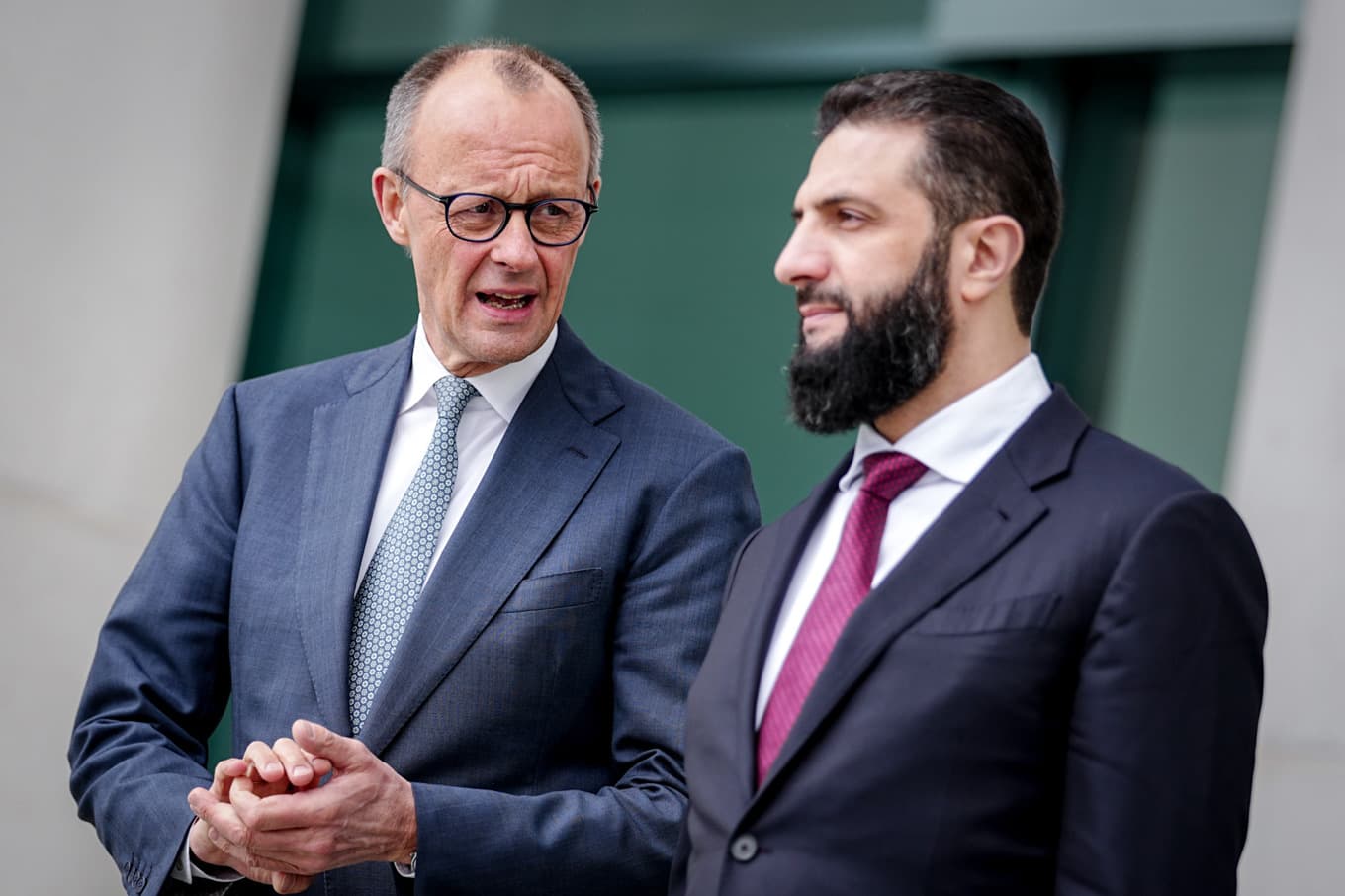Tysklands förbundskansler Friedrich Merz och Syriens interimpresident Ahmed al-Sharaa i samband med den förres besök i Berlin på måndagen. Foto: Kay Nietfeld  /AP/TT