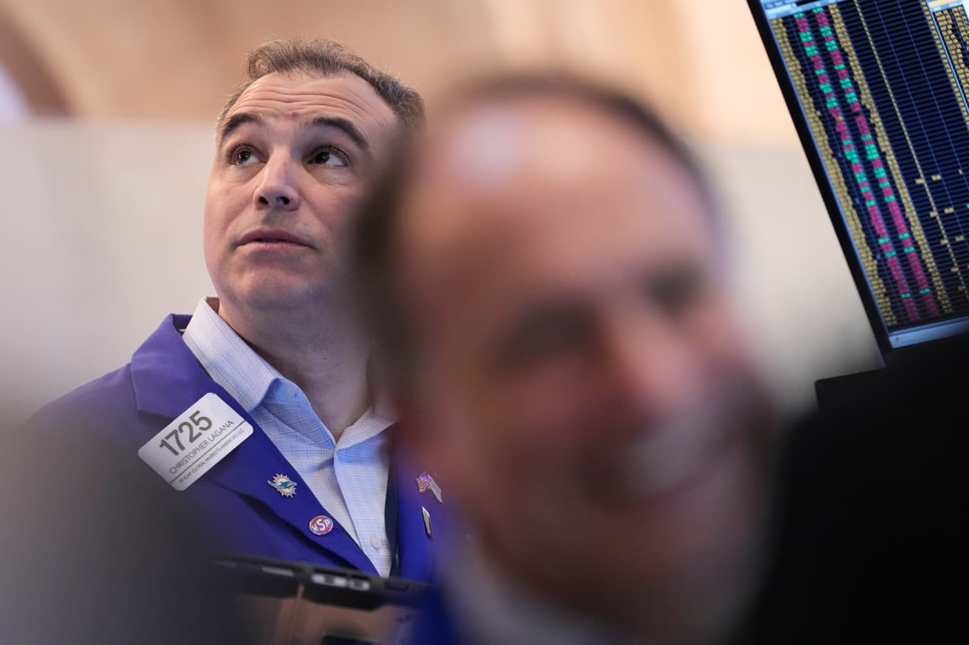 Handlare i det anrika börshuset i New York följer utvecklingen på världens börser Foto: Seth Wenig/AP/TT