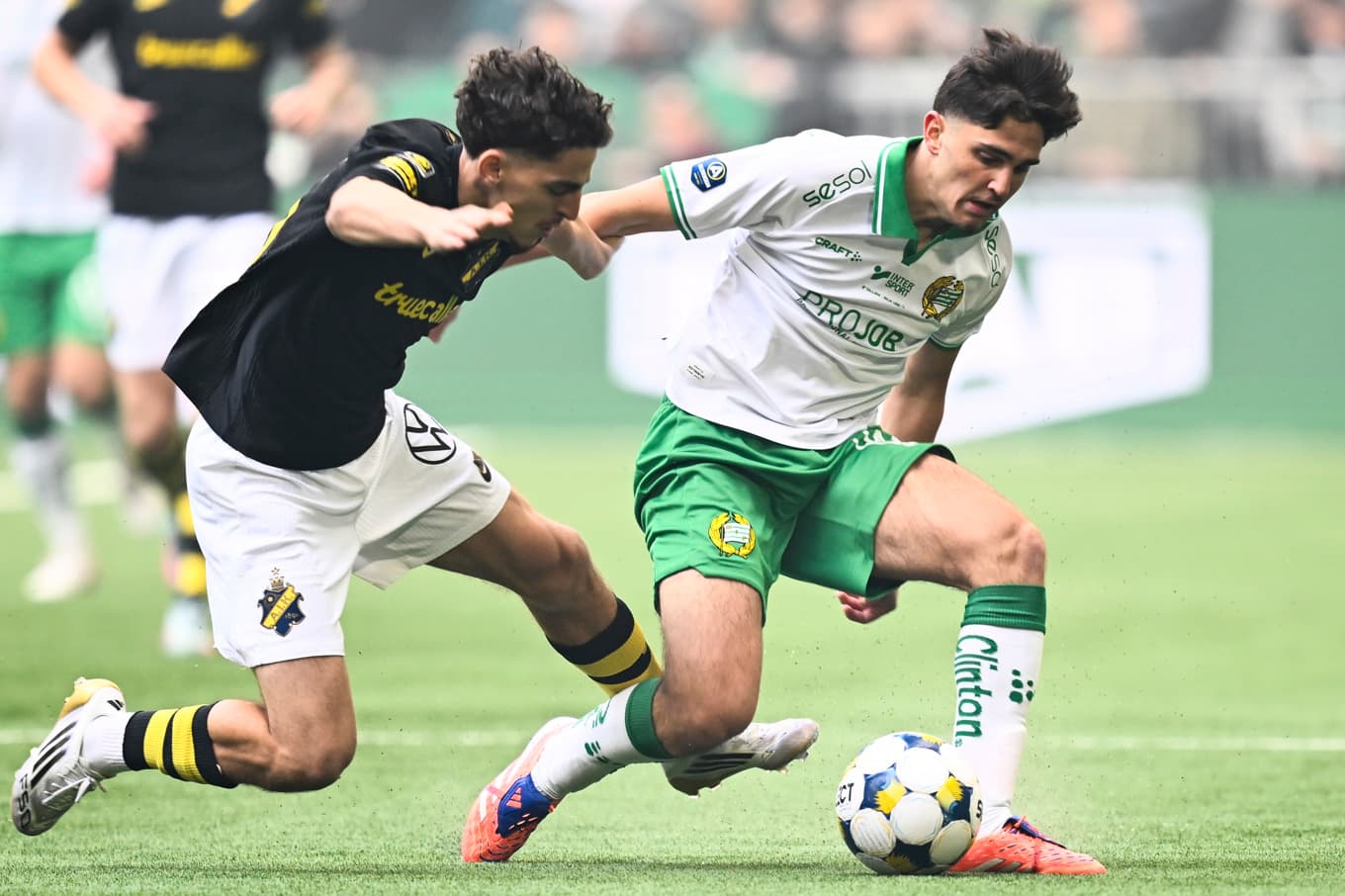 Hammarbys sålde Adrian Lahdo (till höger) till italienska Como. Prislappen uppges ha varit 130 miljoner kronor – klubbens största affär hittills. Foto: Anders Wiklund/TT