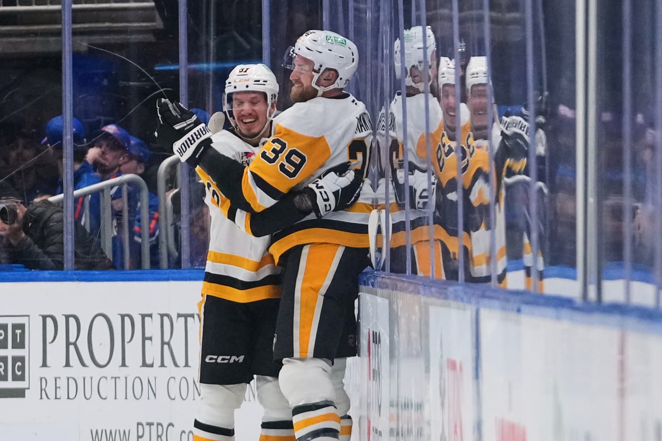 Pittsburgh Rickard Rakell (till vänster) kramar om lagkamraten Anthony Mantha efter ett av lagets mål. Foto: Frank Franklin II/AP/TT
