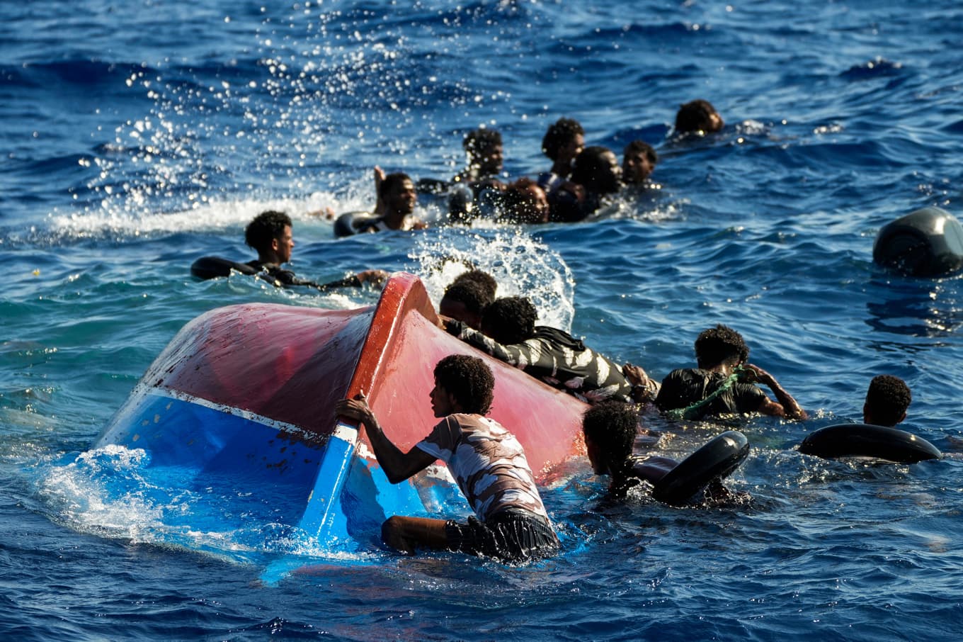 Migranter som räddas i en insats utanför den italienska ön Lampedusa vid ett tidigare tillfälle. Arkivbild. Foto: Francisco Seco  /AP/TT