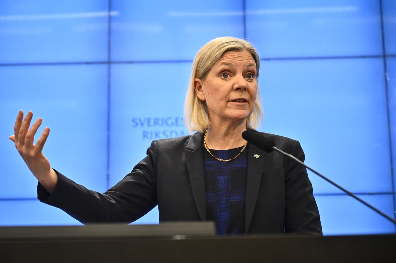 Socialdemokraternas partiordförande Magdalena Andersson (S) håller en pressträff där hon kommenterar M och SD. Foto: Christine Olsson/TT