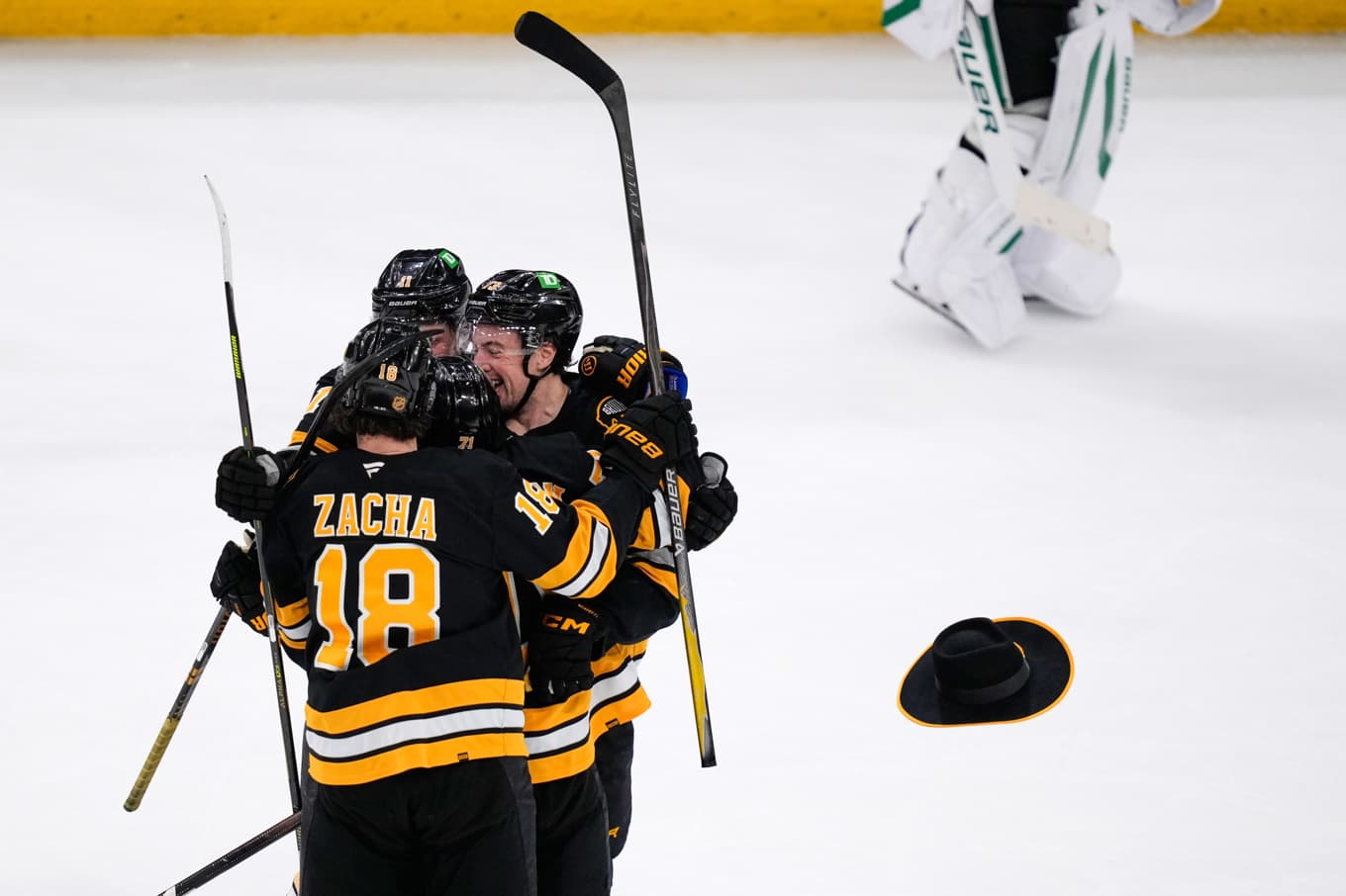 Hattar i luften efter att Viktor Arvidsson satte sitt tredje mål i nattens match. Foto: Charles Krupa  /AP/TT