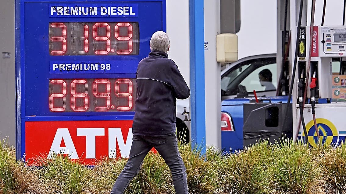 Bensinstation i Williamstown, en förort till Melbourne i Australien. Landet pressas allt hårdare av bränslebrist och höga priser på grund av Irankriget. Foto: William West/AFP via Getty Images