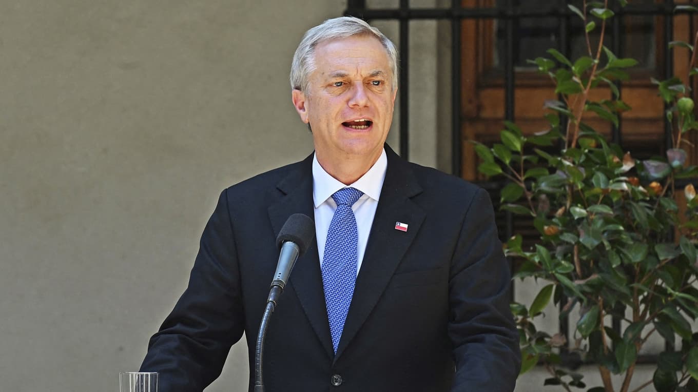 Chiles president José Antonio Kast talar utanför presidentpalatset i huvudstaden Santiago, efter att ha besegrat den sittande presidenten Gabriel Boric i valet tidigare i år. Foto: Rodrigo Arangua/AFP via Getty Images