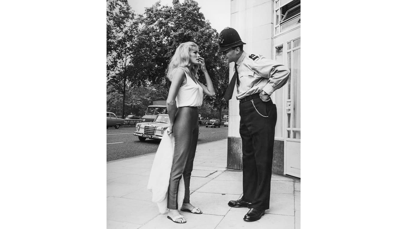 Ursula Andress i samspråk med en polisman i London den 6 augusti 1964. Foto: Archive Photos/Getty Images