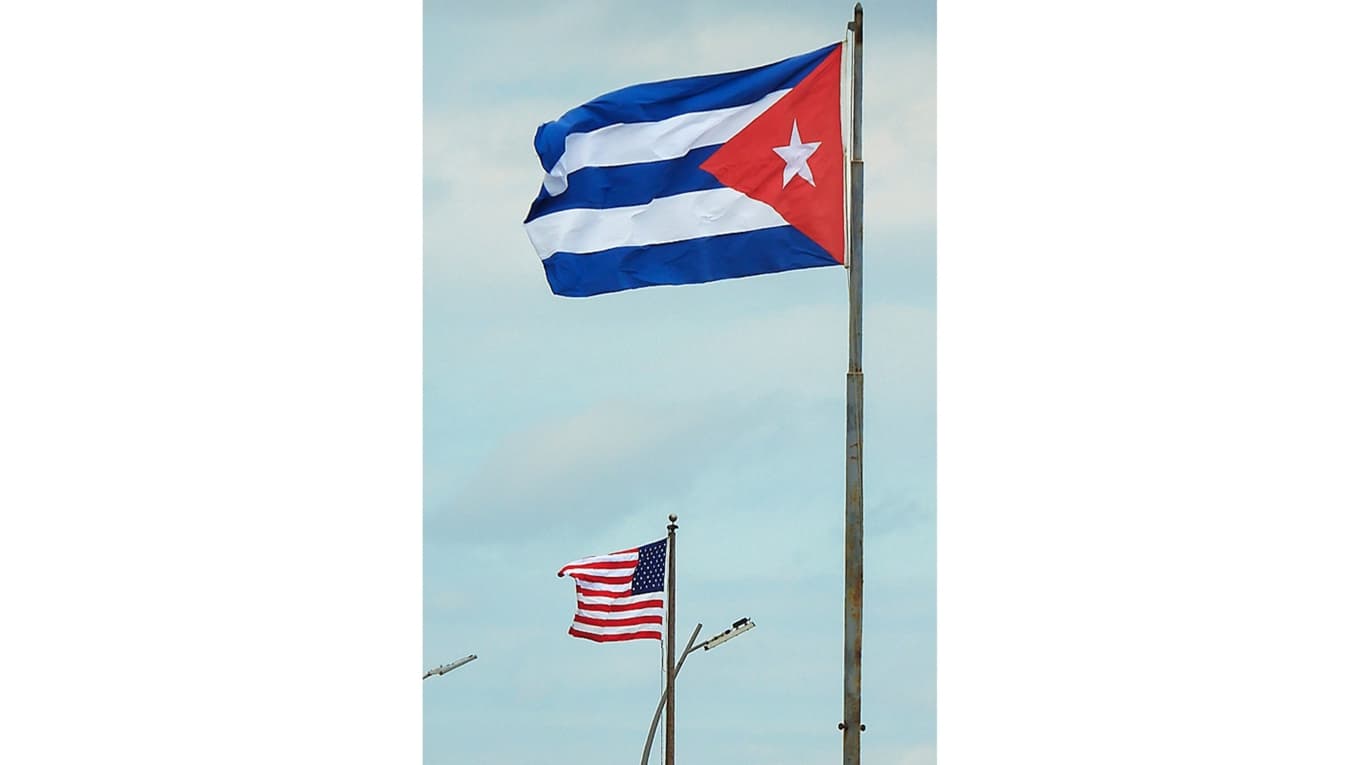 Kubansk och amerikansk flagga nära den amerikanska ambassaden i Havanna. Foto: Adalberto Roque/AFP via Getty Images