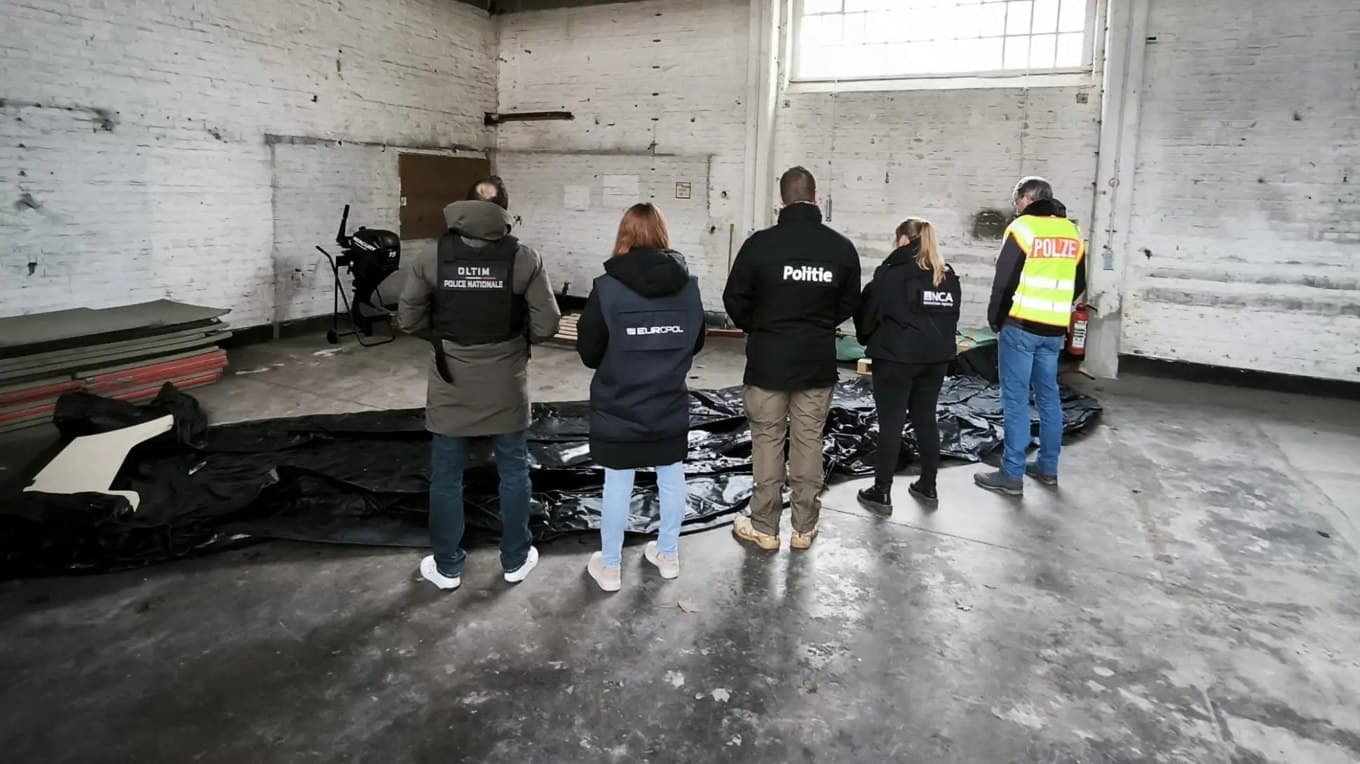 Myndigheter gör husrannsakan. Foto: Europol