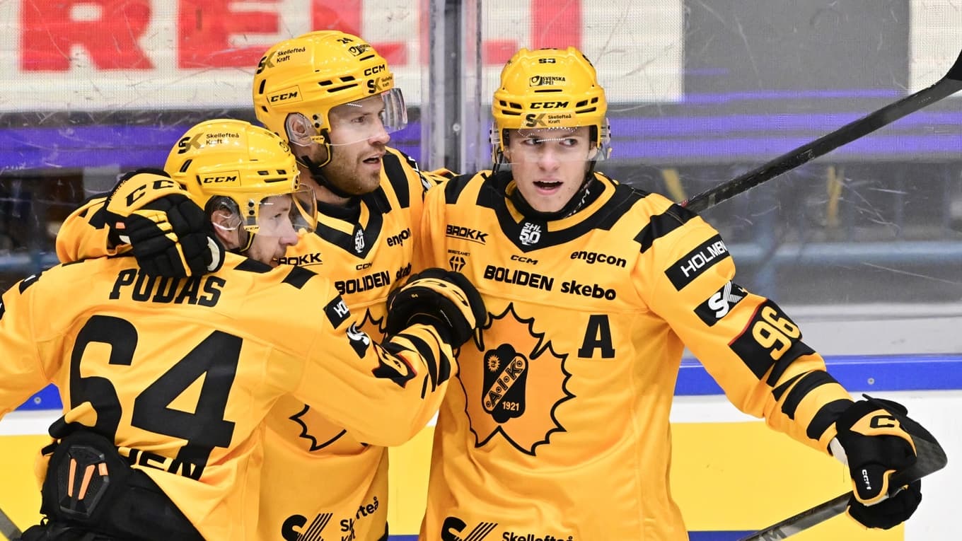 Att poängkungen Oscar Lindberg (i mitten) och hans lagkamrater i Skellefteå AIK är seriesegrare tillmäts inte värdet det borde ha menar Epoch Times sportchef Jonas Arnesen. Foto: Jonas Ekströmer/TT