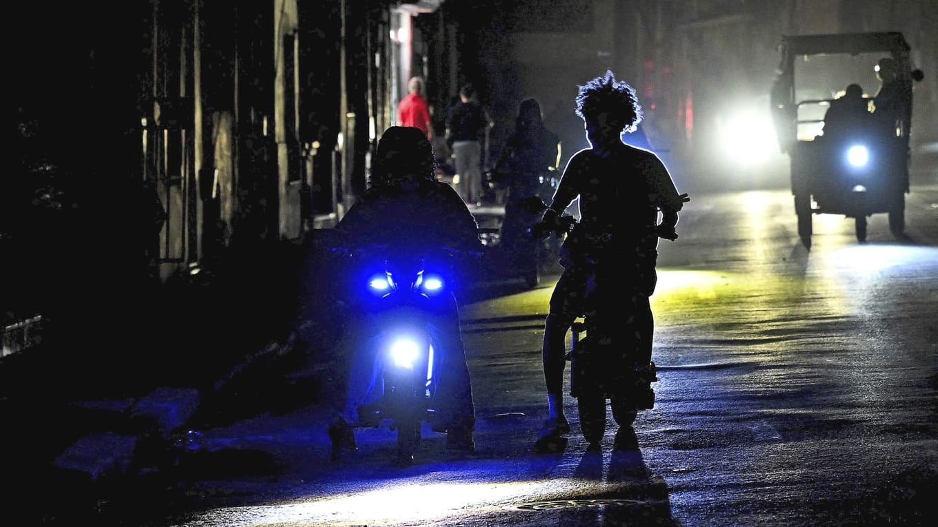Motorcyklister i Havanna under ett strömavbrott. Energitillförseln är allt osäkrare under blockaden. Foto: Yamil Lage/AFP/Getty Images
