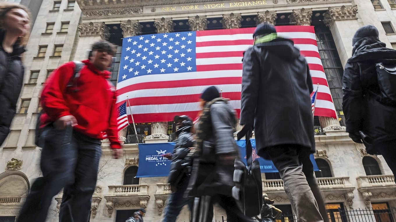 I USA är stora delar av sparandet kopplat till aktiemarknaden, vilket gör att nedgångar snabbt påverkar konsumtionen. Foto: Spencer Platt/Getty Images