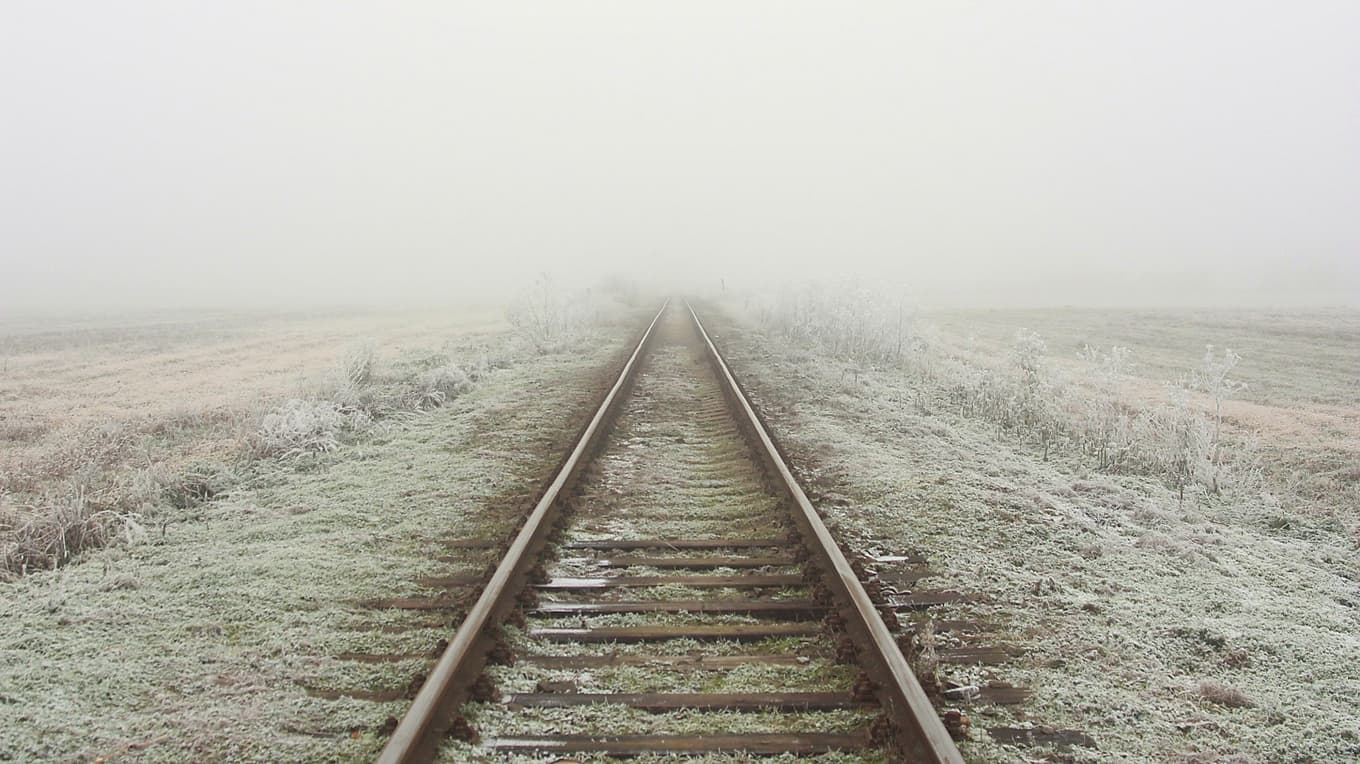 Tågräls – en metafor med många betydelser. År 2025 filmatiserades författarens kortroman ”Tågdrömmar” i regi av Clint Bentley. Foto: Ondřej Šmejkal/Wikimedia Commons