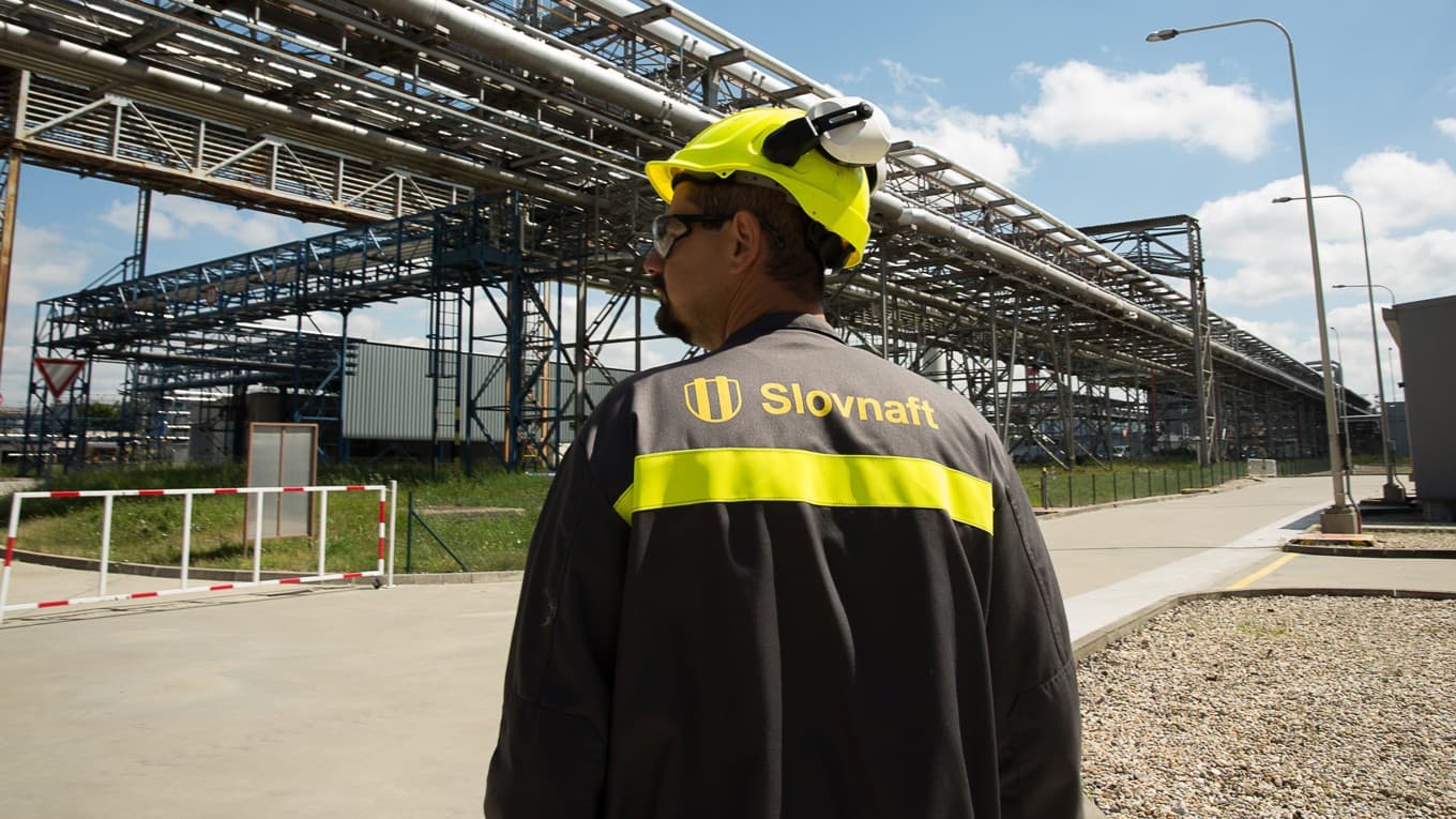 Slovakiens enda oljeraffinaderi Slovnaft får sin råvara genom rörledning från Ural i Ryssland. Foto: Zuzana Gogova/Getty Images