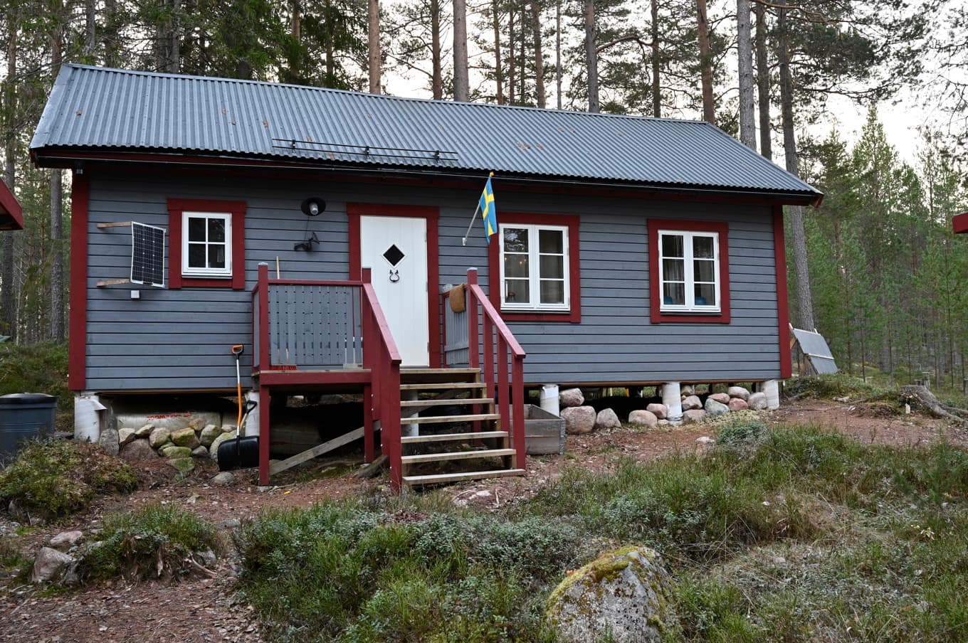 I stugan i Krångåsen lever Janne Arleklint Cygnel ett liv nära naturen. Enkelhet och närvaro blir en naturlig del av vardagen. Foto: Janne Arleklint Cygnel