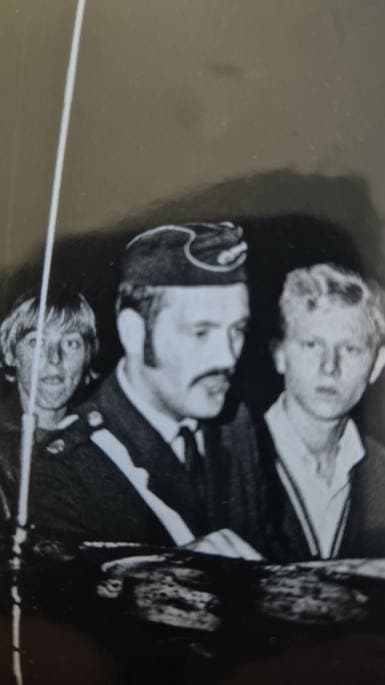 Gunnar, konstapeln från Sandviken, syns här med två ungdomar när det begav sig. Foto: Privat