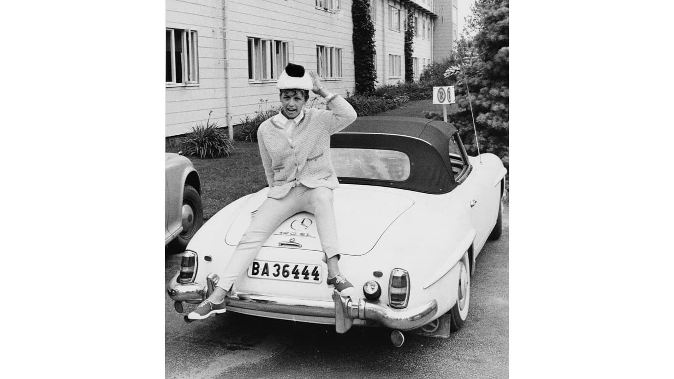 Just nu turnerar sångerskan Lina Hedlund med en show tillägnad 
Barbro ”Lill-Babs” Svensson. Här ses den oförlikneliga legendaren uppe på sin egen Mercedes. Lill-Babs – ingen vanlig Svensson! Foto: Scanpix Sweden/TT BILD