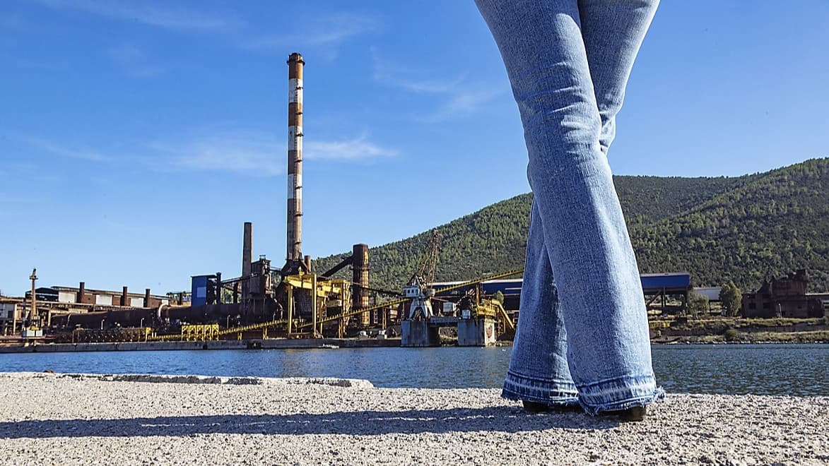 En kvinna framför ett nedlagt nickelsmältverk i Larymna i Grekland. Det är dags för Europa att implementera strategisk autonomi vad gäller sällsynta jordartsmetaller. Foto: John Fredricks