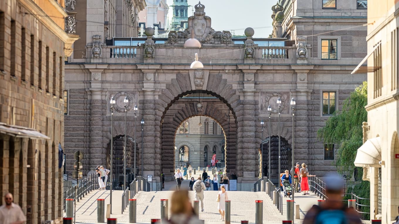 Regeringen har samlat partier och myndigheter för att stärka säkerheten inför valet, med fokus på cyberskydd och att motverka försök att underminera förtroendet för valsystemet. Foto: 	Magnus Lejhall/TT