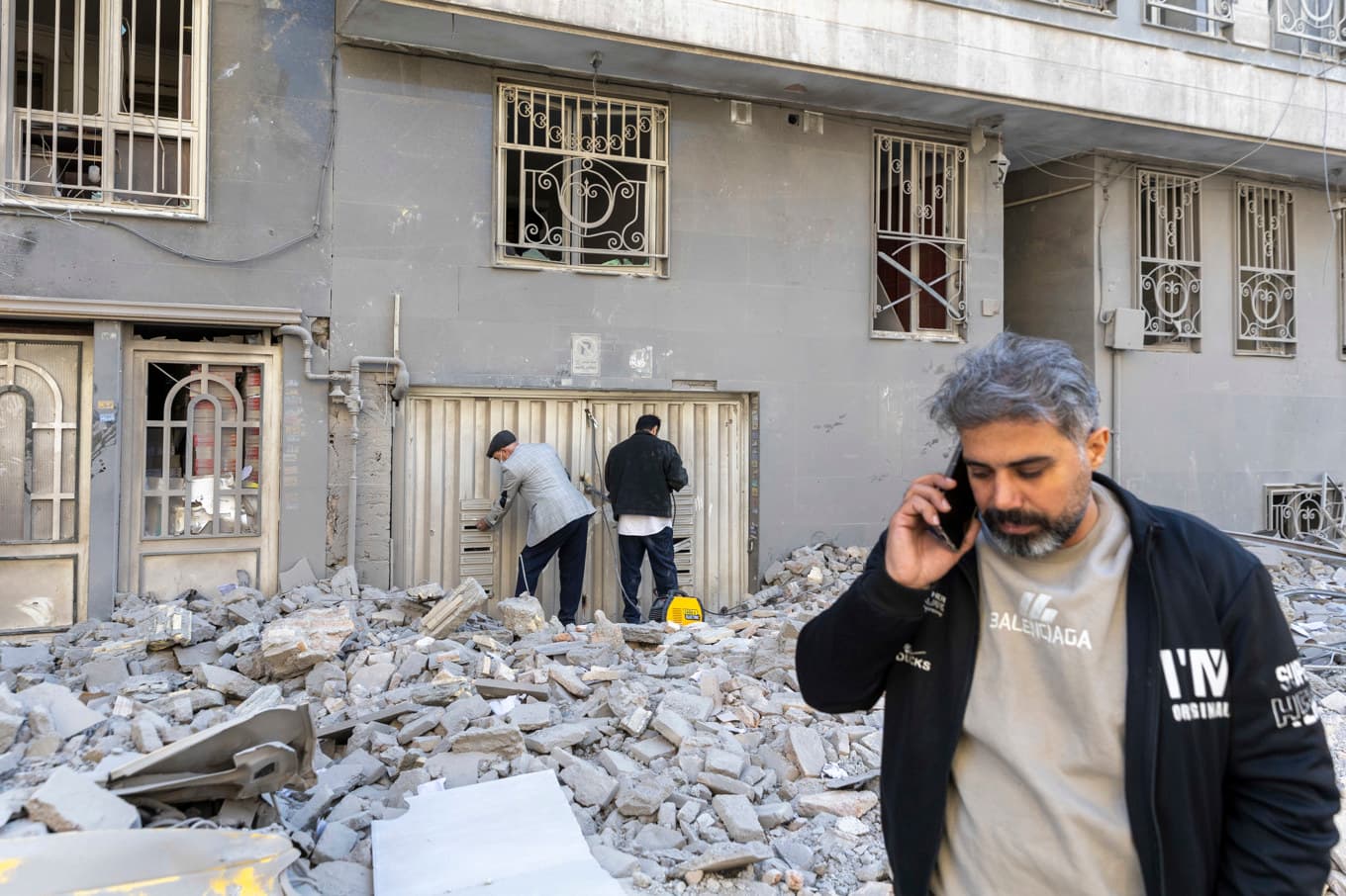 Skadade byggnader i Teheran efter USA:s och Israels angrepp. Vad bör omvärlden göra i frågan om ett regimskifte? Foto: Majid Saeedi/Getty Images