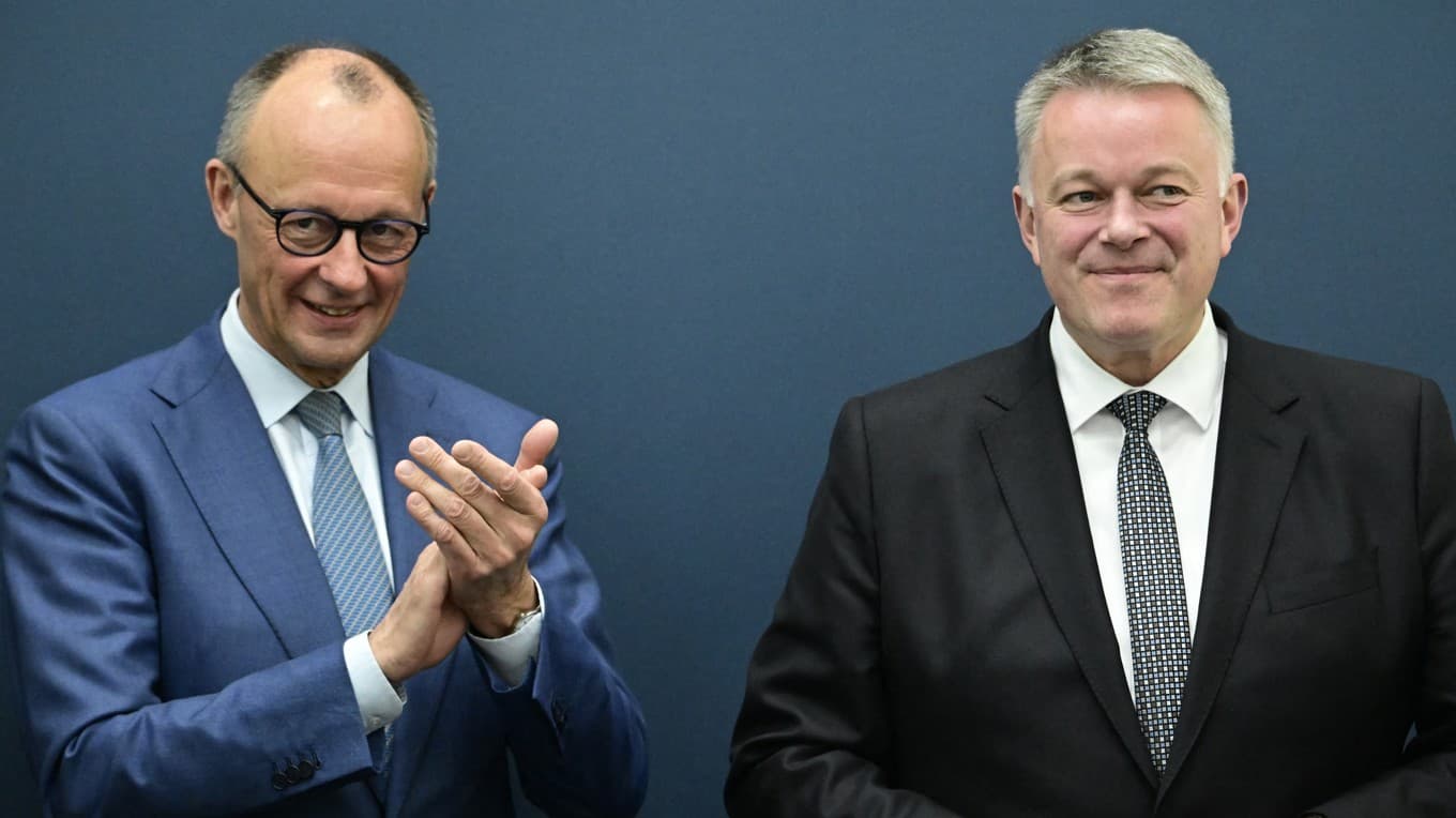 Tysklands förbundskansler Friedrich Merz (till vänster) applåderar Gordon Schnieder, det konservativa partiet CDU:s toppkandidat i delstatsvalet i Rheinland-Pfalz. Foto: Tobias Schwarz/AFP via Getty Images