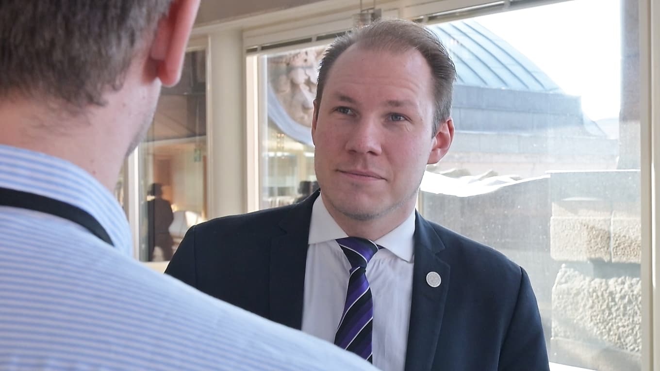 Markus Wiechel (SD) varnar för utvecklingen i Syrien efter Assadregimens fall och uttrycker oro för kurdernas situation i landet. Foto: Roger Sahlström