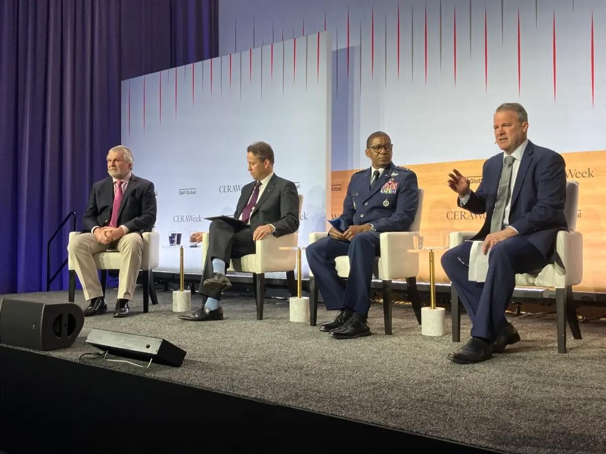 Paul Sankey, finansanalytiker på Sankey Research, Nick Studer, VD för Oliver Wyman och Marsh Management Associates, general Randall Reed, chef för U.S. Transportation Command, samt Jim Burkhard, chef för råoljemarknadsforskning, energi och mobilitet hos S&P Global, deltar i ett forum vid den 44:e årliga konferensen CERA Week by S&P Global i Houston, Texas, den 24. Foto: John Haughey/The Epoch Times