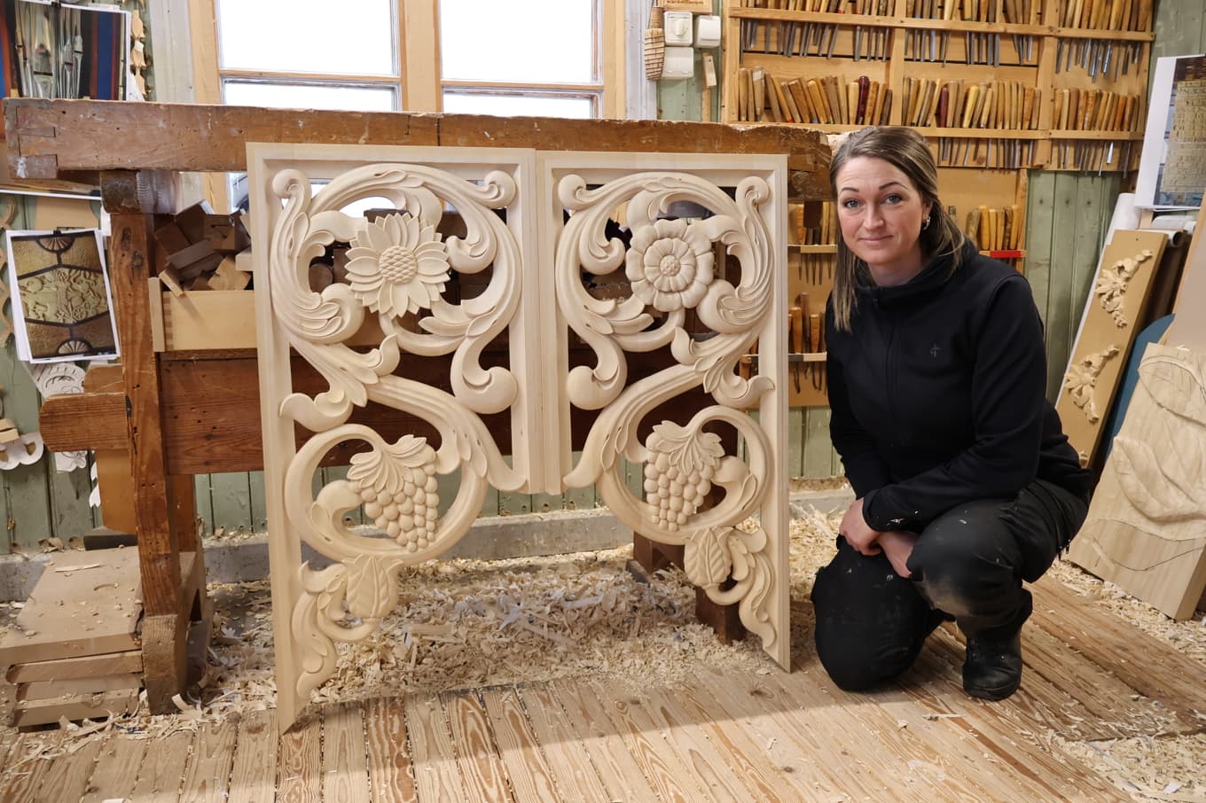 Bildhuggarmästare Emilia Lehrgrafven gör orgelns pipfältsornamentik. Hon är tacksam över att så många har velat ge bidrag för att möjliggöra orgelbygget. ”Det är fantastiskt att vi kan göra en sådan här grej i dag, och den kommer att finnas kvar länge.” Foto: Privat