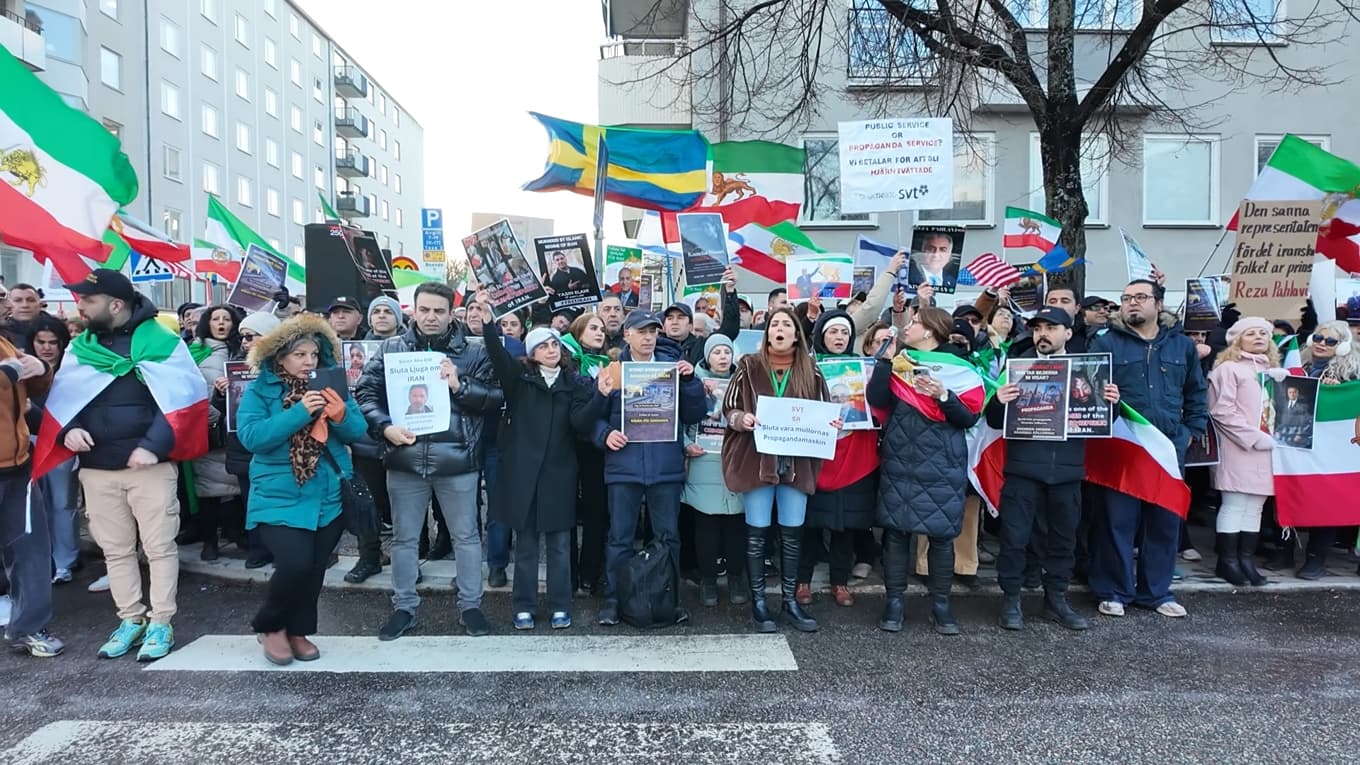 Hundratals exiliranier demonstrerade utanför SVT-huset i Stockholm och riktade skarp kritik mot public service rapportering om Iran. Foto: Roger Sahlström