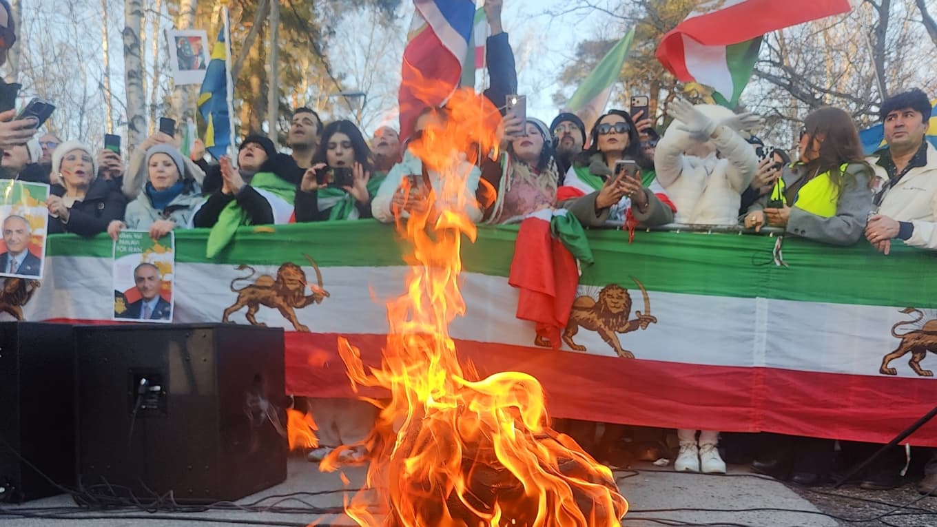 Eldar och slagord fyllde luften när demonstranter samlades utanför Irans ambassad i Stockholm under eldfesten – en tradition som i år blev en tydlig politisk protest mot regimen. Foto Roger Sahlström
