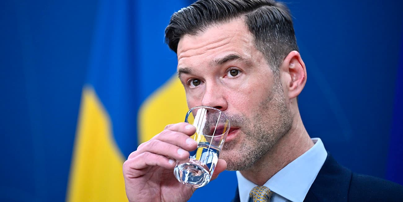 Migrationsminister Johan Forssell (M) är nöjd med de nya lagförslagen kring hur skuggsamhället ska minskas. Foto: Anders Wiklund/TT