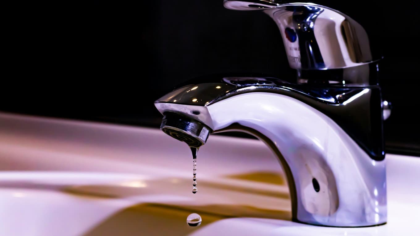 På flera platser på Gotland uppmanas boende att minska sin vattenanvädning. Foto: Jos Speetjens