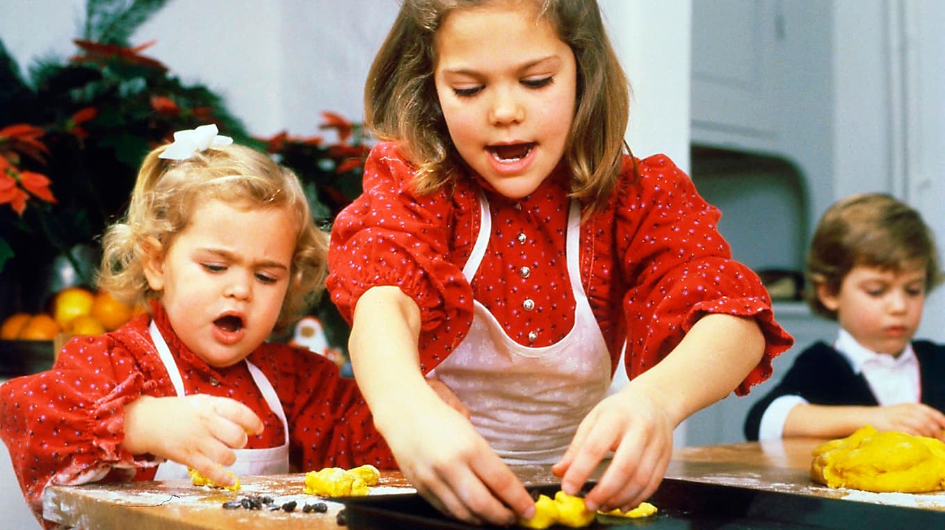 Lussekatter bakade med små händer och stort hjärta – ett kungligt minne som värmer än i dag. Foto: Jan Collsiöö/Scanpix/AFP via Getty Images
