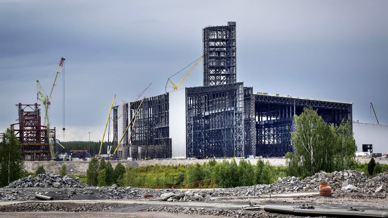 Kinnevik skrev i februari ned värdet på sitt innehav i Stegra med cirka 50 procent. Stegras stålverk i Boden under uppbyggnad med varmvalsningsenheten, smältverkstornet och ljusbågsugnarna. Foto: Pontus Lundahl/TT