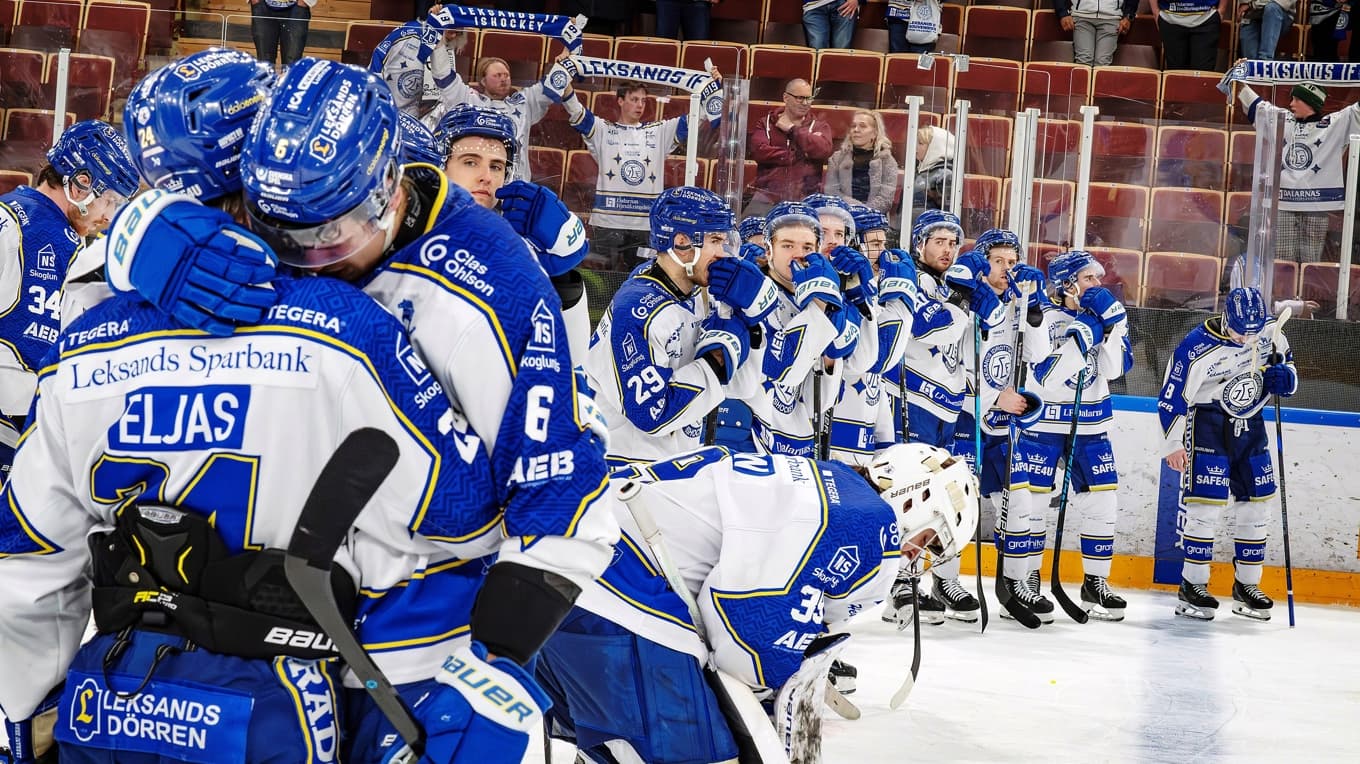 Efter fjärde raka förlusten mot HV71 var degraderingen ett faktum och leksandsspelarna deppar i hemmaarenan. Foto: Ulf Palm/TT TT Nyhetsbyrån