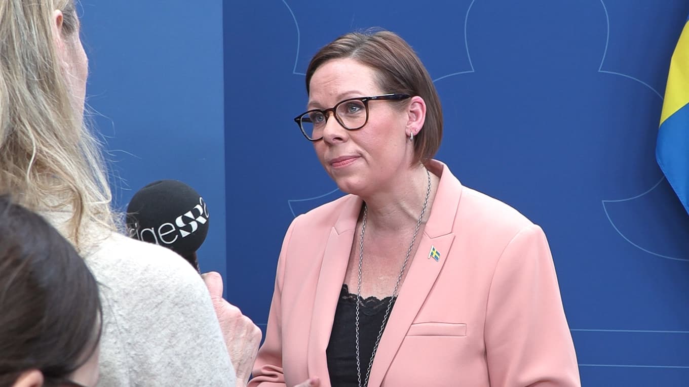 Utrikesminister Maria Malmer Stenergard (M) säger att regeringen överväger charterflyg för att hjälpa strandsatta svenskar i Mellanöstern, men betonar att det stängda luftrummet gör situationen svår. Foto: Carl S:t Clair Renard