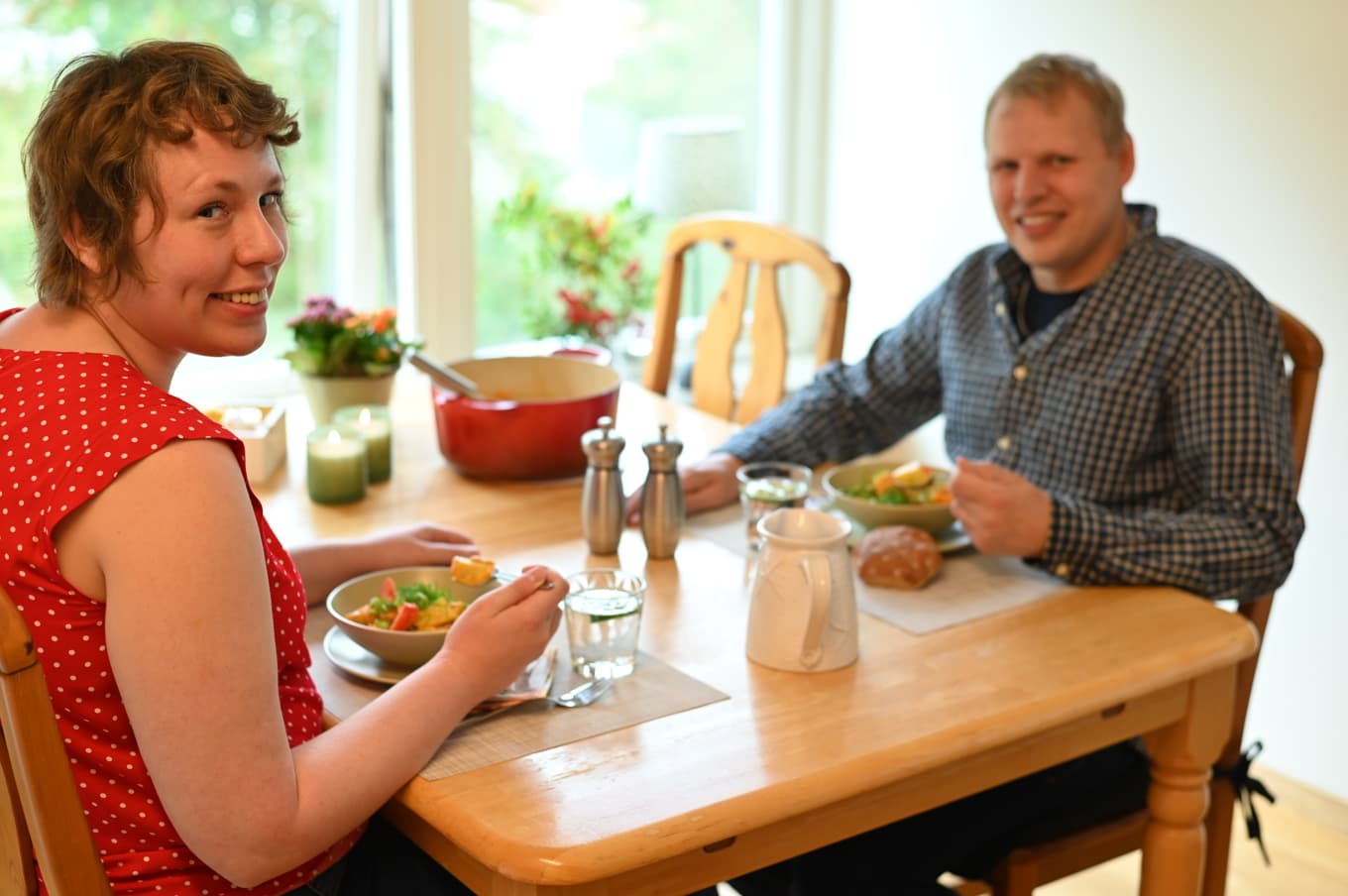 Att kunna bjuda någon på mat som man har lagat själv ger en känsla av stolthet. Foto: Lotta Persson