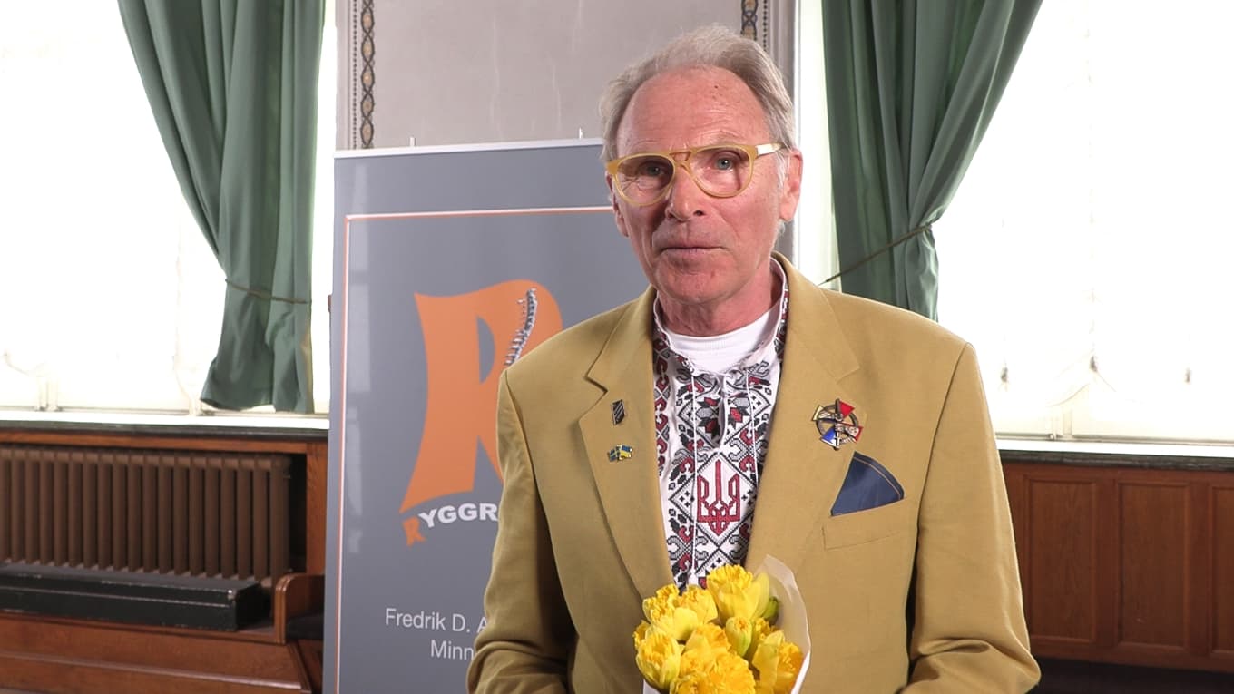 Tage Perntz tilldelas civilkuragepriset Ryggraden för sina insatser i Ukraina, där han under flera år transporterat ambulanser, utrustning och förnödenheter till frontnära områden. Foto: Carl S:t Clair Renard