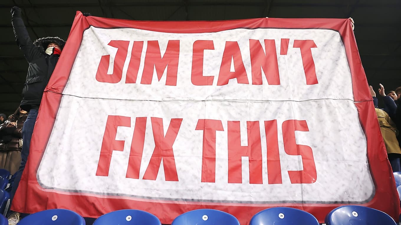 Det är inte första gången som Jim Ratcliffe stöter sig med Manchester Uniteds anhängare. Så här såg det ut inför matchen mot Burnley i januari. Foto: Carl Recine/Getty Images