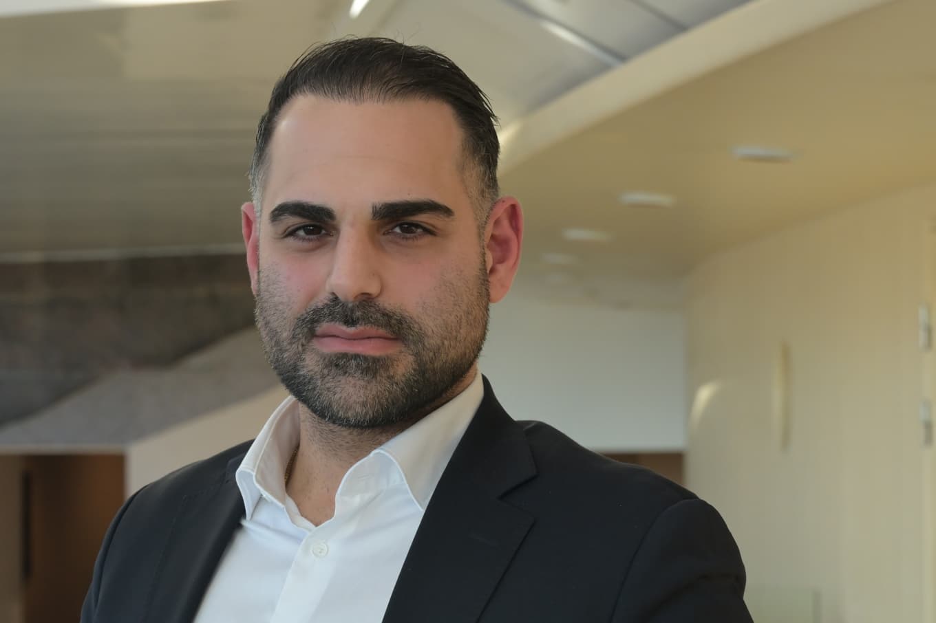 Arin Karapet (M), riksdagsledamot, vill att brottsmisstänkta styrelseledamöter på Skatteverket pausas från sina poster. Foto: Roger Sahlström