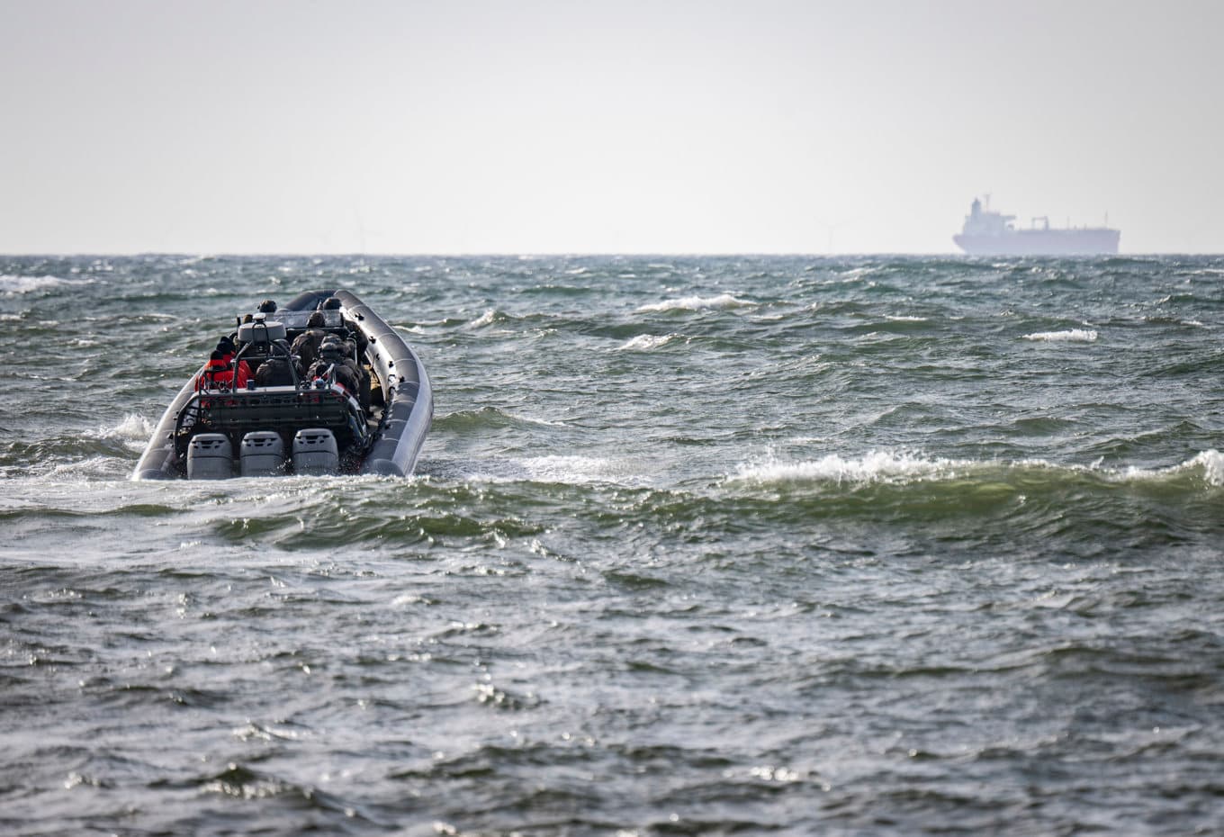 TRELLEBORG 2026-03-13 Insatsstyrkan och Kustbevakningen på väg ut till det bordade fartyget Sea Owl I (t h) utanför Trelleborg på fredagen. För andra gången på en vecka bordade Kustbevakningen och polisen fartyg som misstänks tillhöra den ryska skuggflottan. Foto: Johan Nilsson / TT