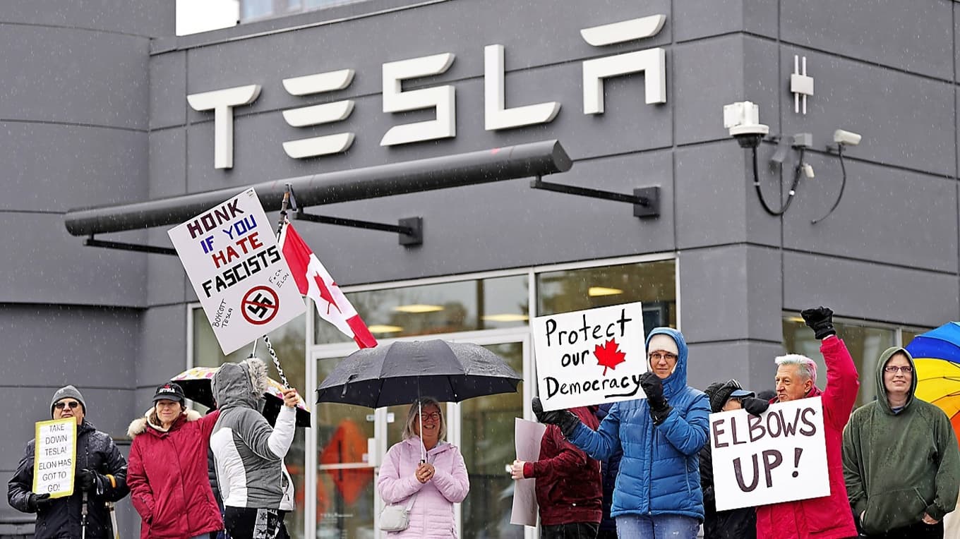 Demonstranter har samlats utanför en Tesla-anläggning i Ottawa för att protestera mot vd:n Elon Musks politiska inflytande, lördagen den 22 mars 2025. Foto: Justin Tang