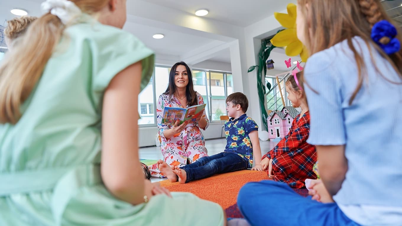 Anna Backman önskar att fler barn får möjlighet att möta faktaböcker i förskolan. Foto: dotshock/Shutterstock