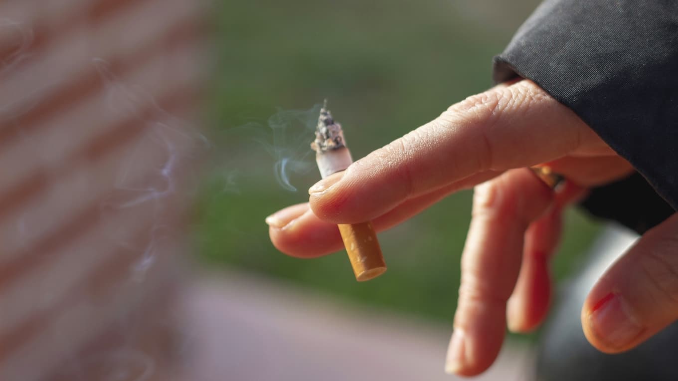 Trots att rökningen minskat de senaste decennierna beräknas den fortfarande ligga bakom åtta miljoner förtida dödsfall i världen varje år. Foto: Shutterstock